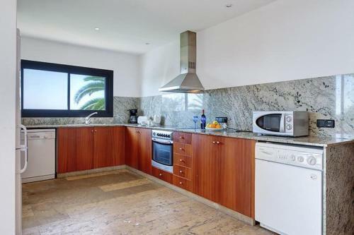 Punta Prima Villa Sleeps 6 With Pool Air Con And Wifi