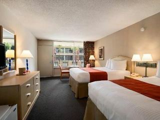 Ramada Gateway Hotel And Inn