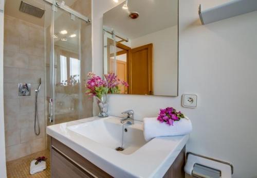Alcanada Holiday Home Sleeps 5 With Pool And Air Con