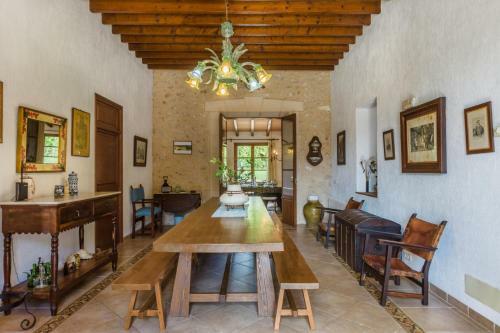 Sa Pobla Villa Sleeps 14 With Pool And Air Con