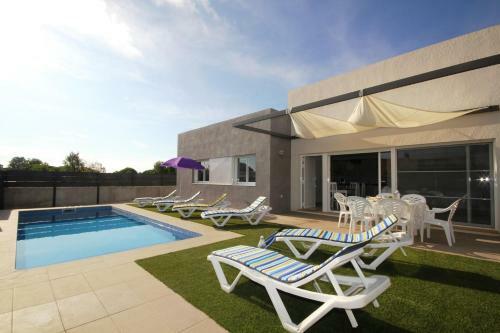 Riumar "marc", 550m To Beach, Private Pool, On-site-service, Dog Beach
