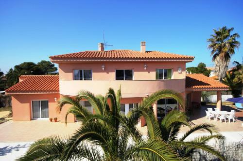 Riumar "benifer", 200m To Beach, Private Pool, On-site-service, Dog Beach