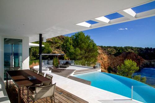 Es Cubells Villa Sleeps 12 With Pool And Air Con
