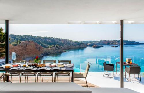 Es Cubells Villa Sleeps 12 With Pool And Air Con