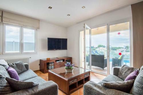 Cala Llonga Villa Sleeps 6 With Pool Air Con And Wifi