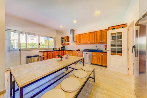 Villa In Es Mal Pas Sleeps 8 With Pool And Air Con