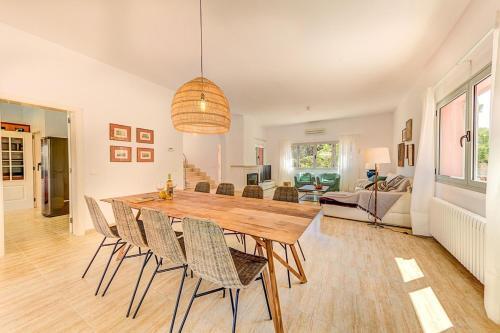 Villa In Es Mal Pas Sleeps 8 With Pool And Air Con