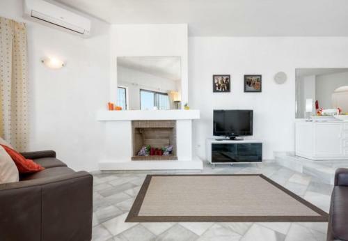 Cabopino Apartment Sleeps 4 Pool Air Con Wifi