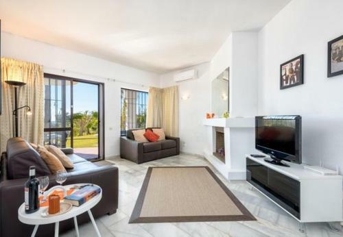 Cabopino Apartment Sleeps 4 Pool Air Con Wifi