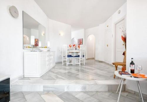 Cabopino Apartment Sleeps 4 Pool Air Con Wifi