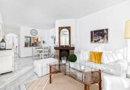 Cabopino Apartment Sleeps 4 Pool Air Con Wifi