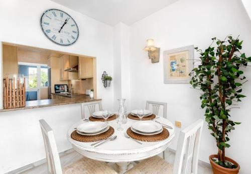 Cabopino Apartment Sleeps 4 Pool Air Con Wifi