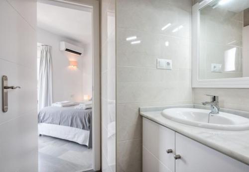 Cabopino Apartment Sleeps 4 Pool Air Con Wifi