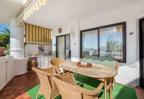 Cabopino Apartment Sleeps 4 Pool Air Con Wifi