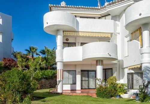 Cabopino Apartment Sleeps 4 Pool Air Con Wifi
