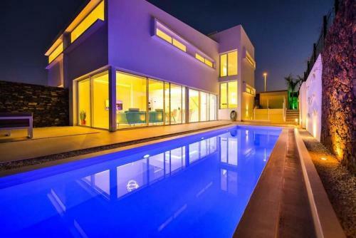 Sonnenland Villa Sleeps 8 With Pool And Air Con