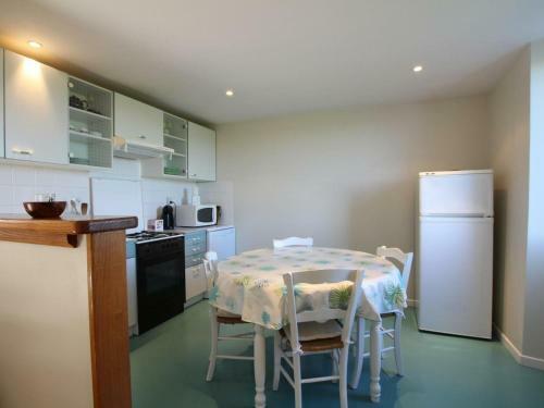 G�te Andoins, 3 Pi�ces, 4 Personnes - Fr-1-384-399