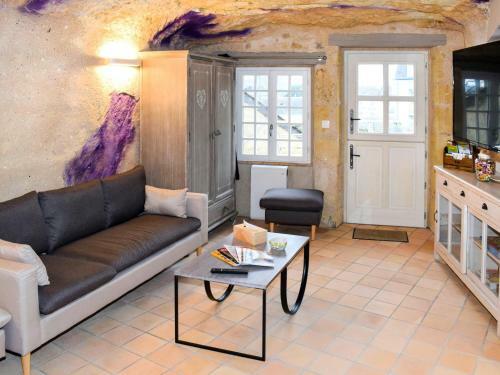 Holiday Home G�te Troglodytique - Azy105