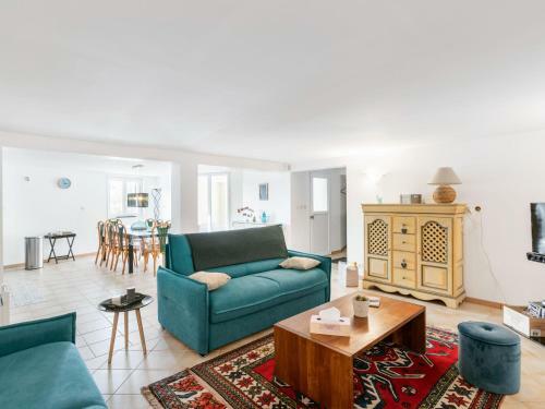 Charming Villa In Azillanet With Private Swimming Pool