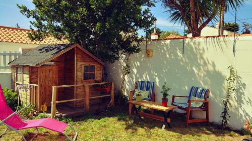 Une Grande Maison Blanche Sous Le Ciel Bleu de Noirmoutier