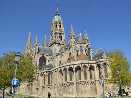 Large Comfortable Apartment In Bayeux