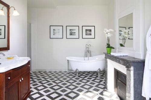 Bayeux Chateau Sleeps 18