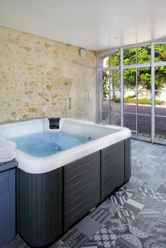 Bayeux Chateau Sleeps 18