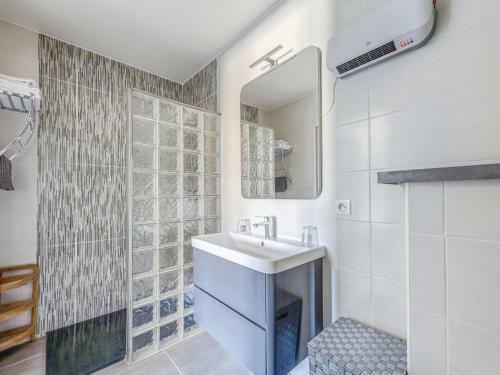 Magnificent Holiday Home In Bize-minervois With Jacuzzi