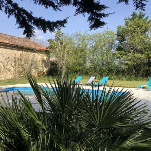 Blacksmiths Cottage In Blanzay - 3 Beds