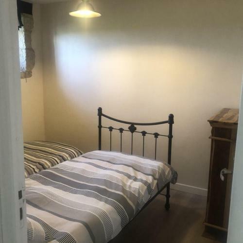 Blacksmiths Cottage In Blanzay - 3 Beds