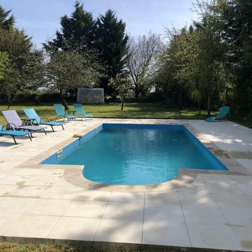 Blacksmiths Cottage In Blanzay - 3 Beds