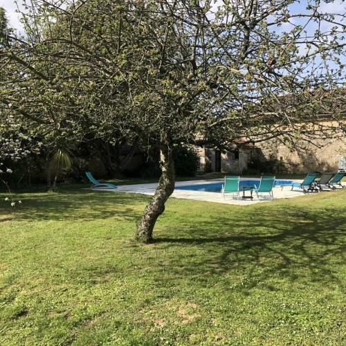 Blacksmiths Cottage In Blanzay - 3 Beds