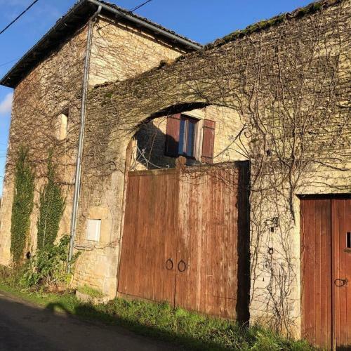 Blacksmiths Cottage In Blanzay - 3 Beds