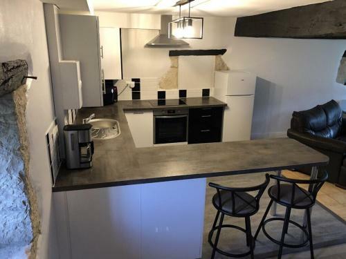 Blacksmiths Cottage In Blanzay - 3 Beds