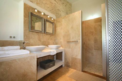 Bonnieux Villa Sleeps 8 With Pool And Wifi