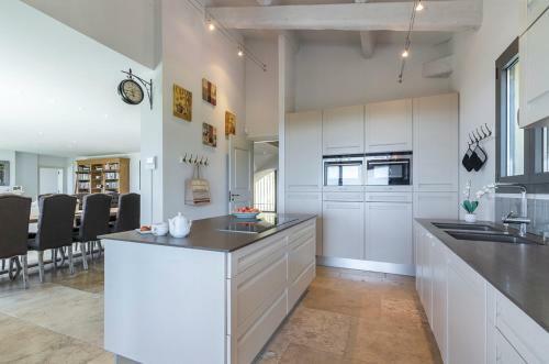 Cabris Villa Sleeps 14 With Pool And Air Con