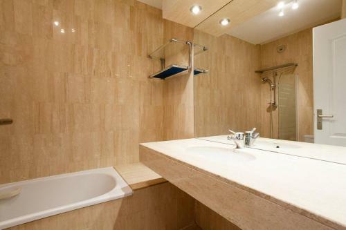 Apartamento Carlton: New 2 Beds/ 2 Baths W/ Side Sea View