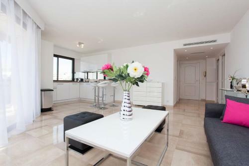 Apartamento Carlton: New 2 Beds/ 2 Baths W/ Side Sea View