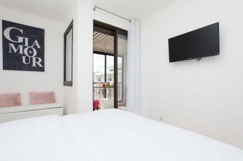 Apartamento Carlton: New 2 Beds/ 2 Baths W/ Side Sea View