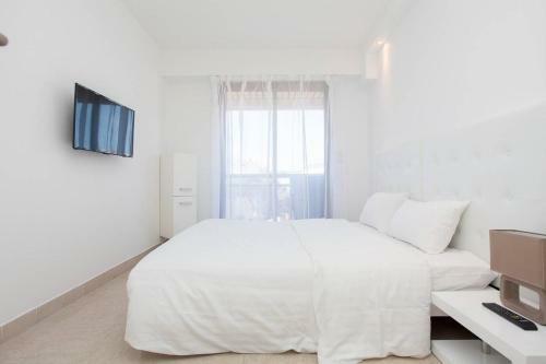 Apartamento Carlton: New 2 Beds/ 2 Baths W/ Side Sea View