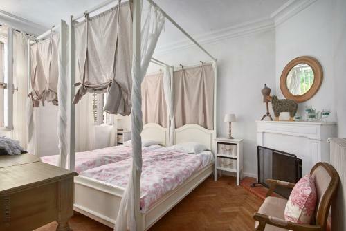 Villa Surrounded By Greenery - Villa Les Pins