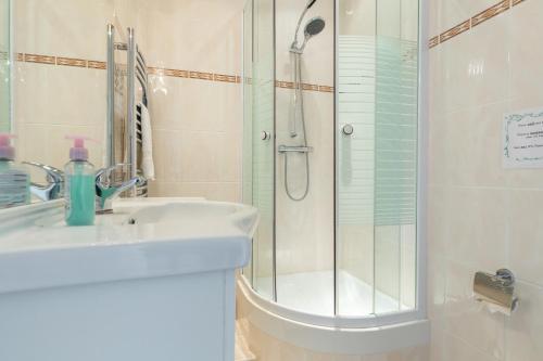 Cannes Apartment Sleeps 8 Wifi T692686