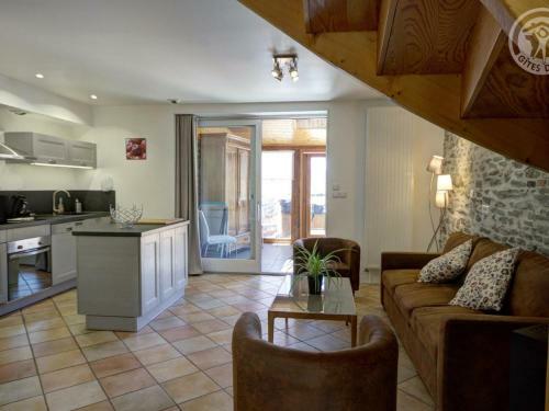 G�te Cellieu, 4 Pi�ces, 6 Personnes - Fr-1-496-8