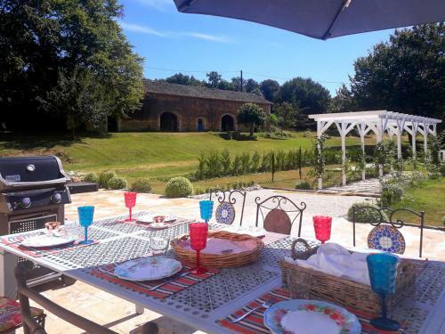 Douville Chateau Sleeps 12 With Pool And Wifi