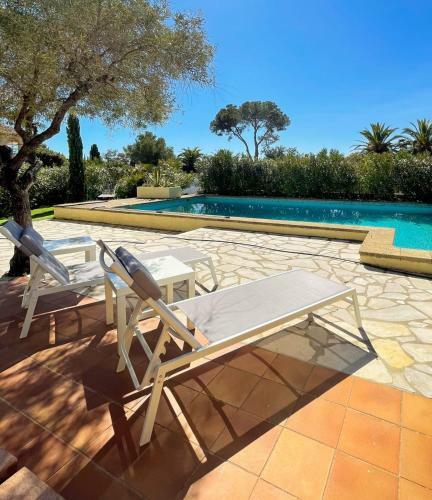 House With Swimming Pool 250m From The Sea