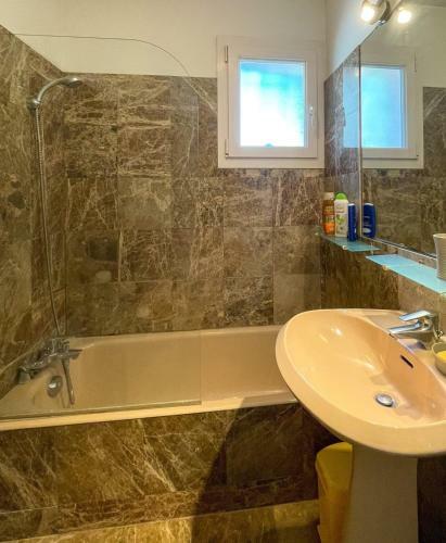House With Swimming Pool 250m From The Sea