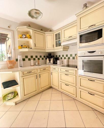 House With Swimming Pool 250m From The Sea