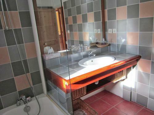 Spacious Mansion In Grignan With Swimming Pool
