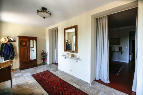 Grand Villa Overlooking Cannes And The Sea.