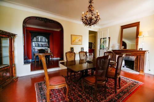 Grand Villa Overlooking Cannes And The Sea.